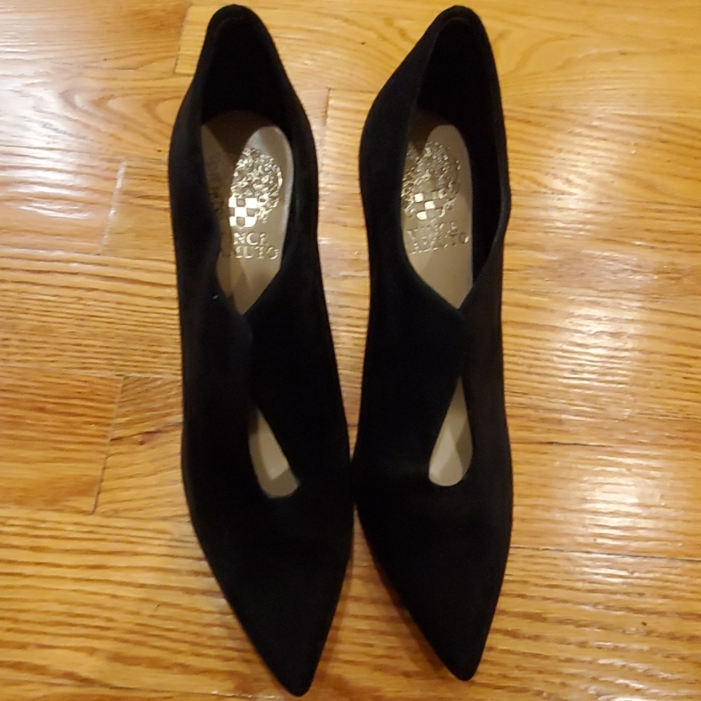 VINCE CAMUTO BLACK SUEDE PUMPS.